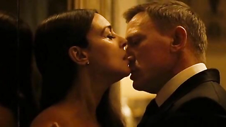 Monica Bellucci çıplak, Spectre'den (2015) seks sahnesi