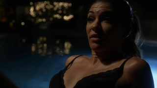 Jessica Szohr sexy, scène de sexe du Royaume s02e04,05 (2015)