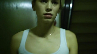 Dylan Penn sexy, cena de sexo de Condemned (2015)