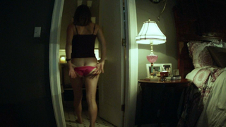 Lucy Griffiths desnuda, escena de sexo de Uncanny (2015)