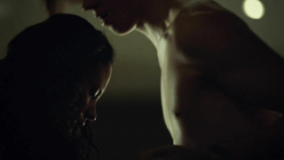 Camille De Pazzis nue, scène de sexe de Hemlock Grove s03e04,06 (2015)