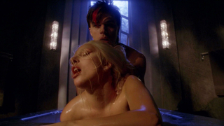 Lady Gaga çıplak, American Horror Story s05e02'den (2015) seks sahnesi