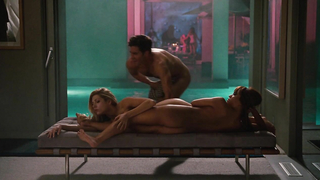 Jo Newman desnuda, Katheryn Winnick sexy, Christina Fandino desnuda, escena de Amor y otras drogas (2010)