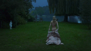 Vanessa Kirby nuda, Aimee Ffion Edwards nuda, scena di Queen and Country (2014)