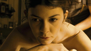 Audrey Tautou çıplak, A Very Long Engagement (2004) filminden seks sahnesi