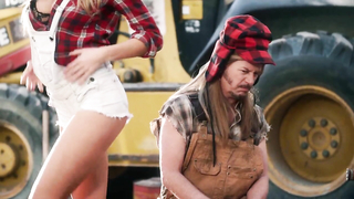 Charlotte McKinney sexy, escena de Joe Dirt 2 (2015)