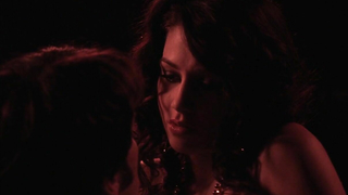 Jade Tailor çıplak, Natasha Alam çıplak, True Blood s03e04 (2010)'den bir sahne