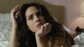 Adria Arjona sexy, Szene aus True Detective s02e01 (2015)