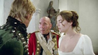 Elizabeth Hurley çıplak, Sharpe's Enemy (1994) filminden sahne