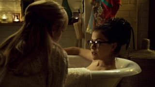 Tatiana Maslany sexy, Ksenia Solo sexy, escena de Orphan Black s03e07 (2015)