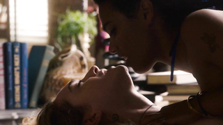 Freema Agyeman nue, Jamie Clayton nue, scène de Sense8 s01e01 (2015)