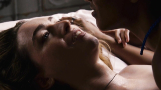 Freema Agyeman nue, Jamie Clayton nue, scène de Sense8 s01e01 (2015)