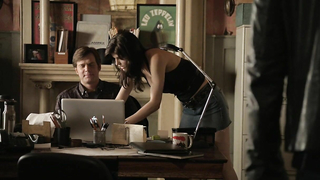 Alexandra Daddario sexy, escena de Parenthood s03e08 (2011)