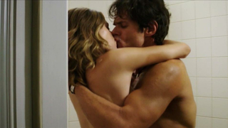 Lyndsy Fonseca sexy, Paget Brewster sexy, scena di sesso da Down Dog s01e01 (2015)