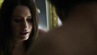 Lyndsy Fonseca sexy, Paget Brewster sexy, scène de sexe de Down Dog s01e01 (2015)