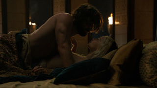 Emilia Clarke seksi, Game of Thrones s05e07'den (2015) seks sahnesi