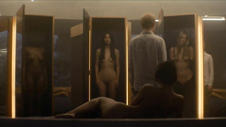 Sonoya Mizuno nue, Claire Selby nue, scène d'Ex Machina (2015)