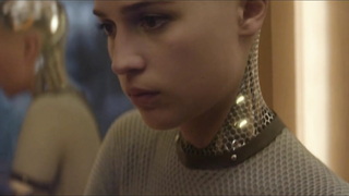 Alicia Vikander çıplak, Ex Machina (2015) filminden sahne