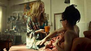 Tatiana Maslany seksi, Orphan Black s03e06 (2015) filminden bir sahne