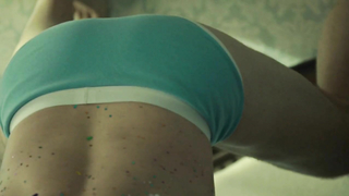 Tatiana Maslany seksi, Orphan Black s03e06 (2015) filminden bir sahne