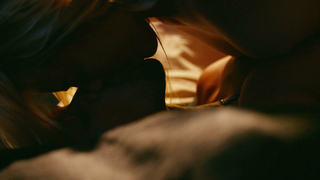 Margot Robbie nackt, Daniella Short nackt, Sexszene aus Focus (2015)