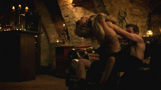 Sara Fabel desnuda, escena de sexo de Parlor (2015)