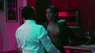 Cassie Ventura çıplak, 03:00 (2015) filminden bir sahne