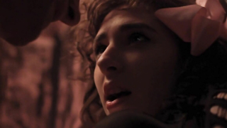 Alexandra Bard nue, Charmaine Lewis nue, scène de sexe de Strange Blood (2015)