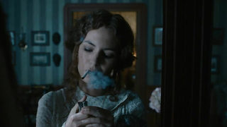 Louise Bourgoin nue, scène des aventures extraordinaires d'Adèle Blanc-Sec (2010)