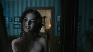 Louise Bourgoin nue, scène des aventures extraordinaires d'Adèle Blanc-Sec (2010)