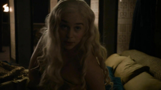 Meena Rayann çıplak, Emilia Clarke seksi, Game Of Thrones s05e01 (2015) sahnesi