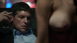 Maya Gilbert nua, Lili Simmons sexy, Laura Bella Parry nua, cena de sexo de Banshee s02e01,06 (2014)