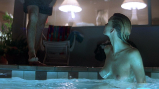 Natasha Henstridge çıplak, Species'den (1995) seks sahnesi