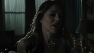 Merritt Patterson sexy, Elizabeth Hurley sexy, Alexandra Park sexy, scena di sesso da The Royals s01e01 (2015)