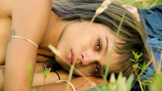 Zoe Kravitz nue, scène de sexe de The Road Within (2014)