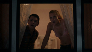 Lili Reinhart sexy, cena de Riverdale s01e01 (2017)