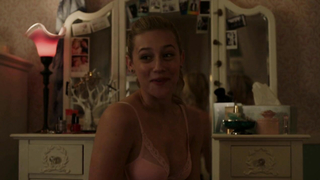 Lili Reinhart seksi, Riverdale s01e01'den bir sahne (2017)