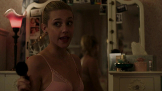 Lili Reinhart sexy, cena de Riverdale s01e01 (2017)