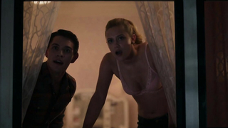 Lili Reinhart sexy, scena da Riverdale s01e01 (2017)