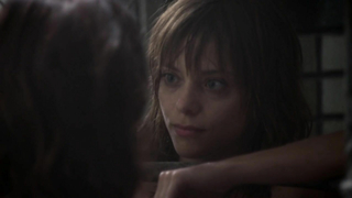 Lizzie Brochere çıplak, American Horror Story s02e02 (2012)'den erotik sahne