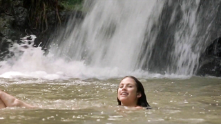 Kate Groombridge nue, Silvia Colloca nue, Chiara Gensini nue, Elisabetta Canalis nue, scène érotique de Virgin Territory (2007)