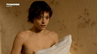 Lizzie Brochere çıplak, Un petit bout de France (2012) filminden erotik sahne