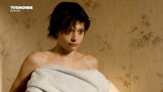 Lizzie Brochere çıplak, Un petit bout de France (2012) filminden erotik sahne