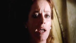 Luciana Paluzzi çıplak, The Sensuous Nurse'den (1975) erotik sahne