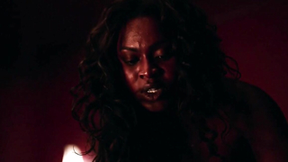 Yetide Badaki nu, cena de sexo de American Gods s01e01 (2017)